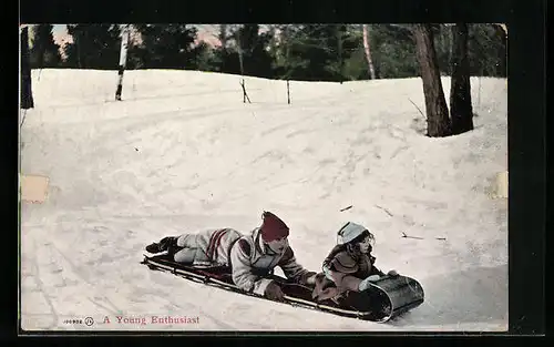 AK Junger Mann und Mädchen auf einem Schlitten