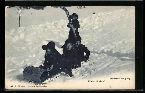 AK Winterbelustigung, Kinder mit einem Schlitten