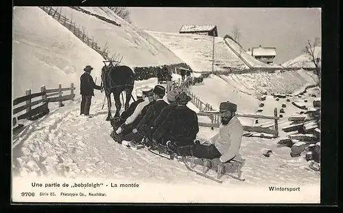 AK Une partie de bobsleigh, La montée, Schlittenfahrt, Wintersport