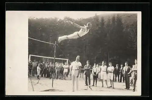 Foto-AK Turner beim Abgang am Reck