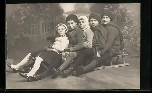 Foto-AK Kinder mit einem Schlitten in einer Kulisse