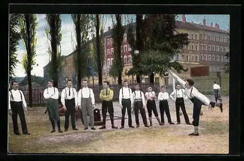 AK Sportler beim Weitwurf auf dem Sportplatz, Leichtathletik