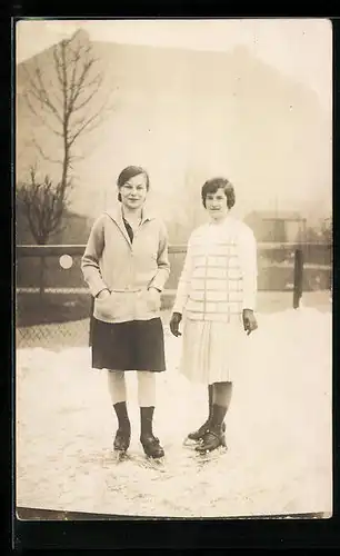 Foto-AK Zwei Frauen auf Schlittschuhen im Winter