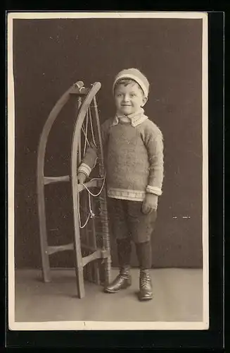 Foto-AK Kleiner Junge mit einem Schlitten
