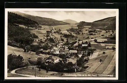 AK Neuenweg /Bad. Schwarzwald, Totalansicht von einem Berg aus gesehen