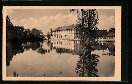 AK Borohràdek, Ortspartie über den See