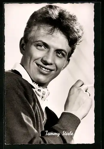 AK Schauspieler Tommy Steele in die Kamera lächelnd