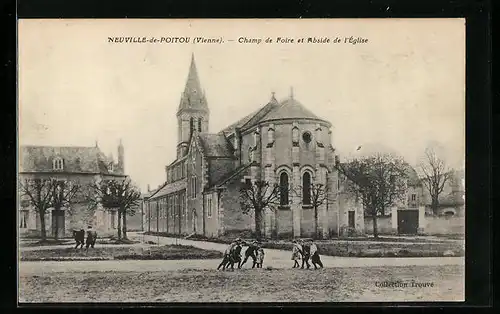 AK Neuville-de-Poitou, Champ de Foire et Abside de l`Eglise