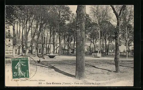 AK Les Ormes, Place du Champ de Foire