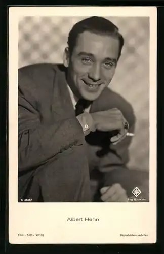 AK Schauspieler Albert Hehn mit Zigarette