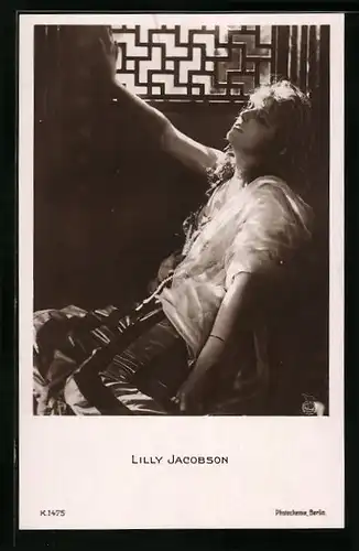 AK Schauspielerin Lilly Jacobson posierend