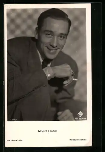 AK Schauspieler Albert Hehn im Anzug und mit Zigarette