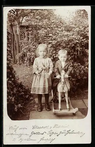 Foto-AK Junge und Mädchen mit Schaukelpferd