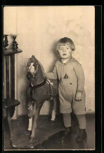 Foto-AK Niedliches Kind mit Spielzeugpferd