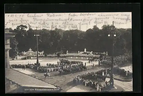 AK Berlin-Tiergarten, Parade vor dem Brandenburger Tor