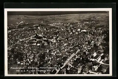 AK Freudenstadt / Schwarzwald, Totalansicht, Flugzeugaufnahme