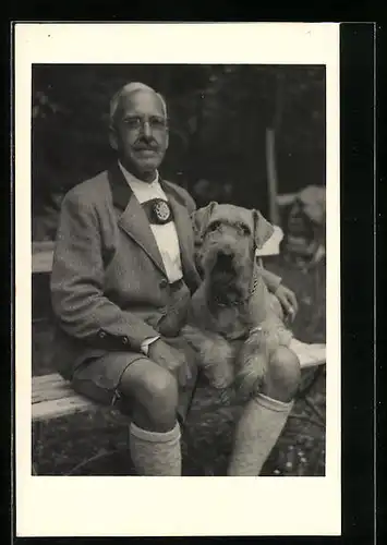 Foto-AK Lederhosenträger mit Foxterrier auf einer Bank