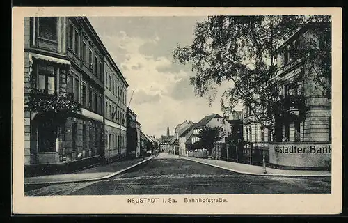 AK Neustadt /Sa., Bahnhofstrasse mit Neustädter Bank