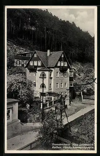 AK Rathen /Sa., Fremdenheim Haus Sonnenblick mit Strasse und Wald