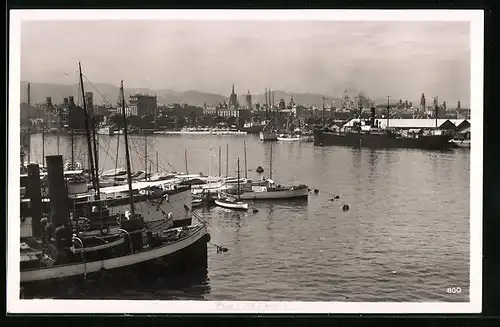 AK Barcelona, Schiffe im Hafen und Blick auf die Stadt