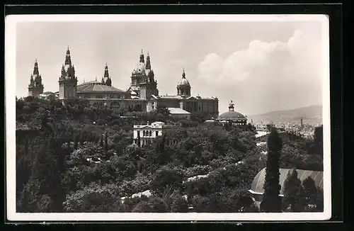 AK Barcelona, Stadtansicht mit einem Palast im Vordergrund