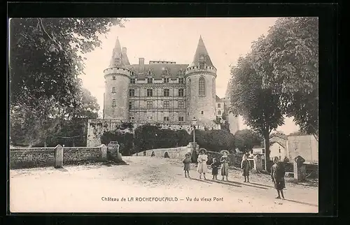 AK La Rochefoucauld, Chateau, Vue du vieux Pont