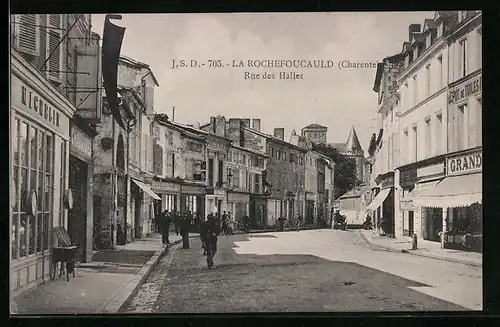 AK La Rochefoucauld, Rue des Halles