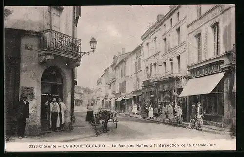 AK La Rochefoucauld, La Rue des Halles a l`intersection de la Grande-Rue