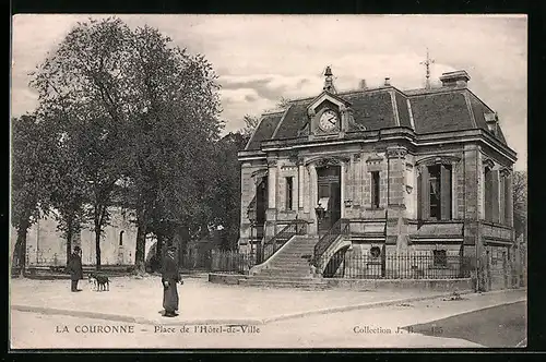 AK La Couronne, Place de l'Hotel-de-Ville