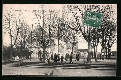 AK La Couronne, Place de l'Hotel-de-Ville et Eglise