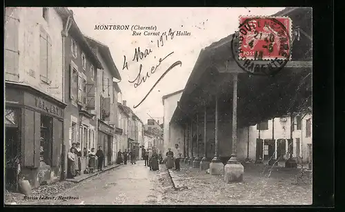 AK Montbron, Charente, Rue Carnot et les Halles