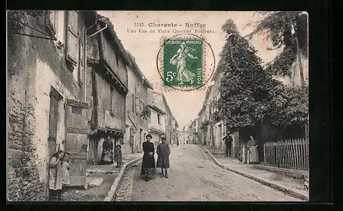 AK Ruffec, Charente, Une Rue du Vieux Quartier Pontreu