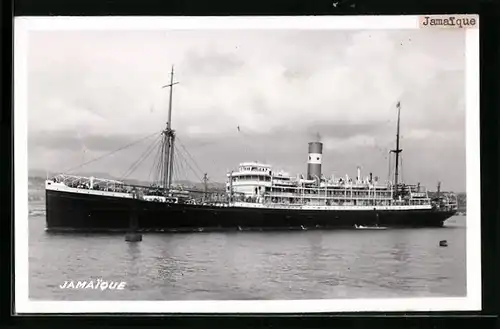 AK Passagierschiff Jamaique in Küstennähe