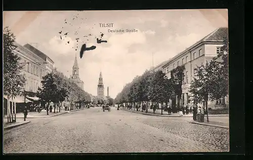 AK Tilsit, Deutsche Strasse mit Kreuzung und Kirchen