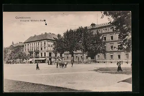AK Gumbinnen, Friedrich-Wilhelm-Platz mit Passanten