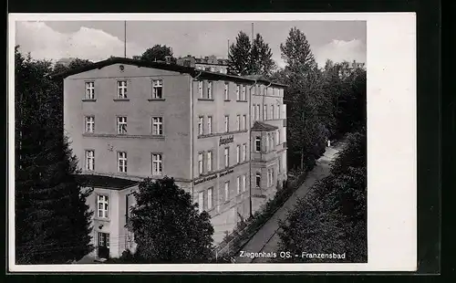 AK Ziegenhals, Franzensbad mit Strasse aus der Vogelschau