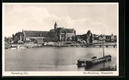 AK Marienburg, Panorama mit Marienburg, vom Wasser gesehen