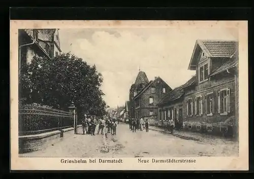 AK Griesheim bei Darmstadt, Neue Darmstädterstrasse mit Einwohnergruppe und Soldaten