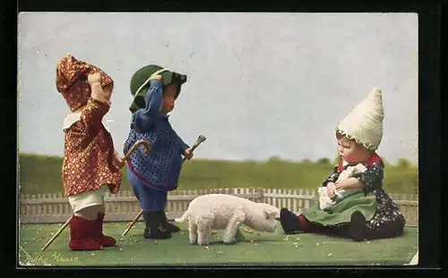 AK Käthe Kruse-Puppenkinder in Regenkleidung treffen eine kleine Puppenmutter
