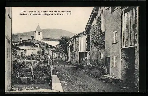 AK Étable, Entrée du village et la Place