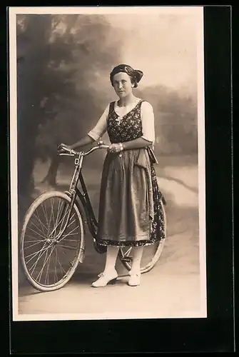 AK Dame im geblümten Kleid mit Fahrrad