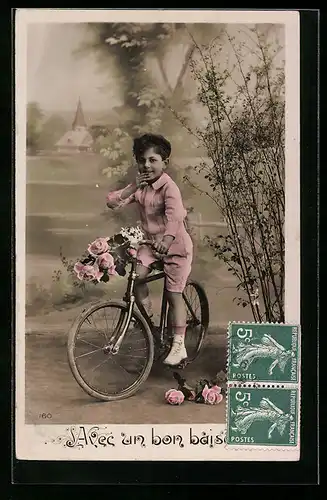 AK Avec un bon baiser, Knabe auf Fahrrad
