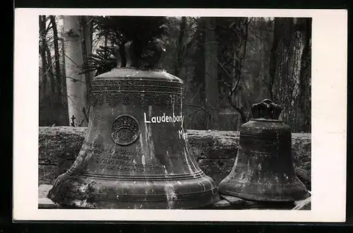 Foto-AK Laudenbach /Kr. Mergentheim, Zwei Kirchenglocken vor einer Mauer