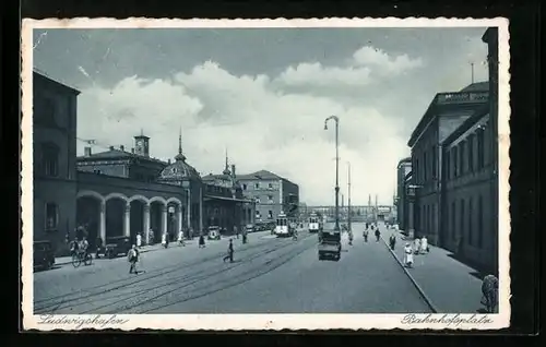 AK Ludwigshafen, Bahnhofsplatz mit Strassenbahnen