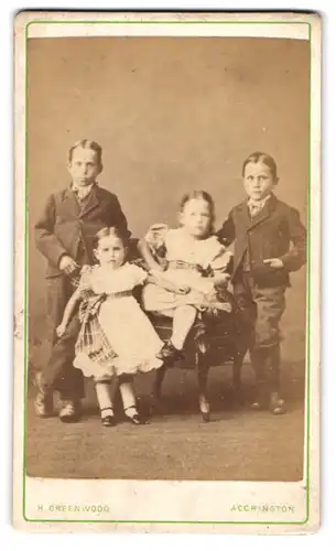 Fotografie H. Greenwood, Accrington, 23, Barnes St., Vier Kinder in zeitgenössischer Kleidung