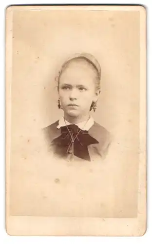 Fotografie Chr. Beitz, Arnstadt, Junge Dame mit Haarband