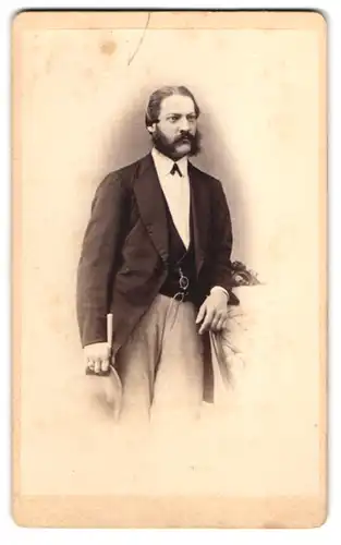 Fotografie Eduard Müller, Mittweida, Rochlitzer-Str. 139, Elegant gekleideter Herr mit Backenbart