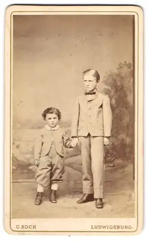 Fotografie C. Koch, Ludwigsburg, Junge im Anzug mit kleinem Bruder an der Hand