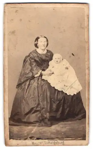 Fotografie Meurer, Ludwigsburg, Bürgerliche Dame mit einem Kleinkind