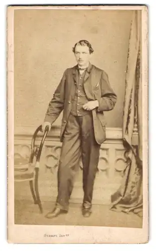 Fotografie J. Stuart, Inverness, Junger Herr im Anzug mit Fliege